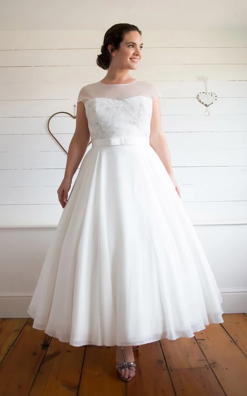 A-Linien-Kleid aus Chiffon mit Perlenstickerei, wadenlang, mit Schmuckkragen.