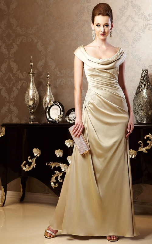 Langes Abendkleid mit kurzen Ärmeln, Drapierungen und Applikationen