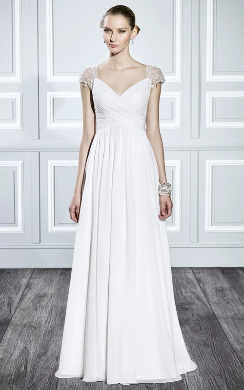 Vestido de novia largo de gasa con escote en V, mangas cortas cruzadas y detalle cruzado