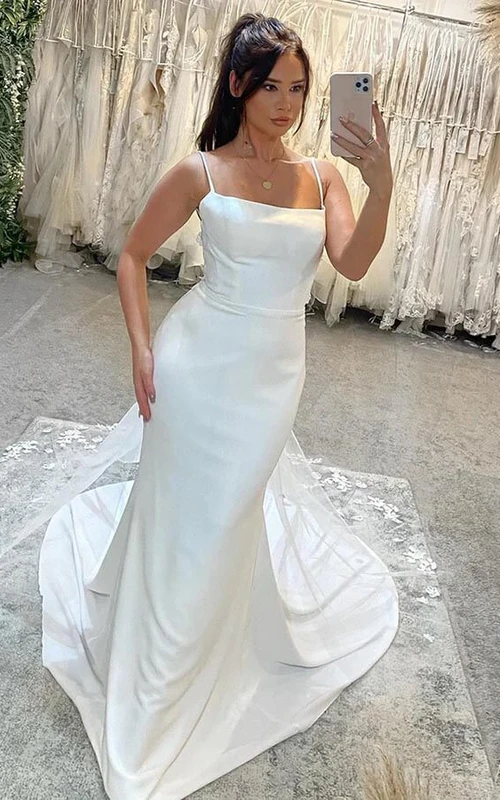 Sencillo vestido de novia de satén con tirantes finos y cola Watteau de tul.