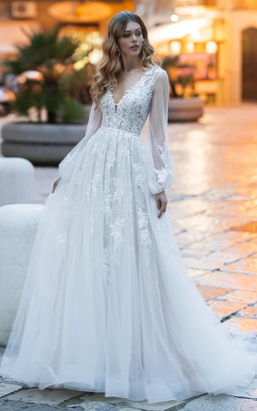 Elegante vestido de novia de corte A con escote en V, encaje y cola, con apliques.