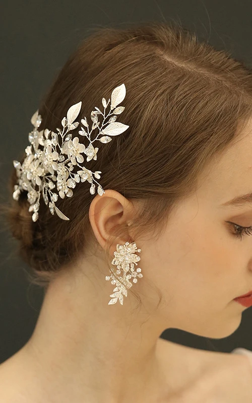 Elegante tocado y pendientes de novia con flores.