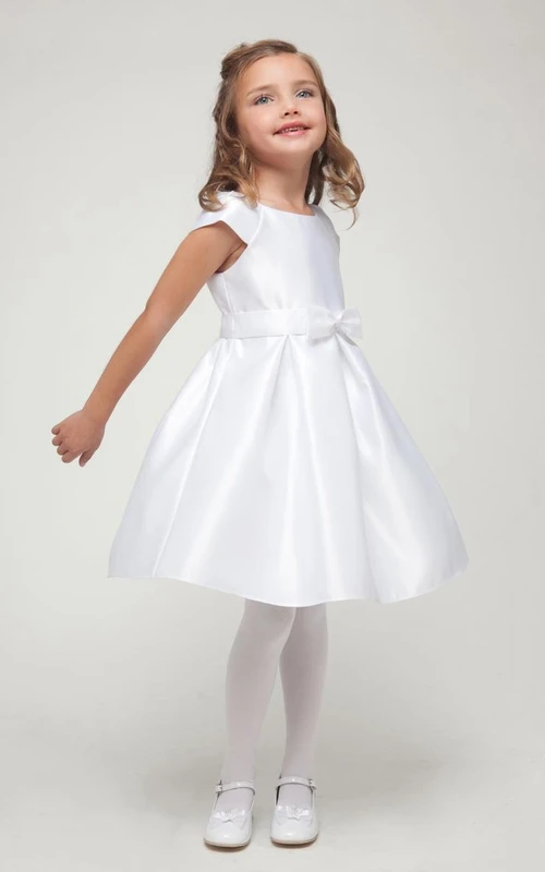 Knielanges Satin-Blumenmädchenkleid mit Schleife und kurzen Ärmeln