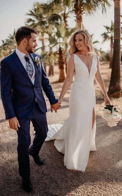 Robe de mariée décontractée simple à col en V sans manches et fente sur le devant