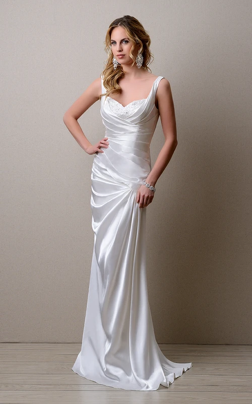 Robe de mariée fourreau sans manches en satin froncé avec ornements en dentelle