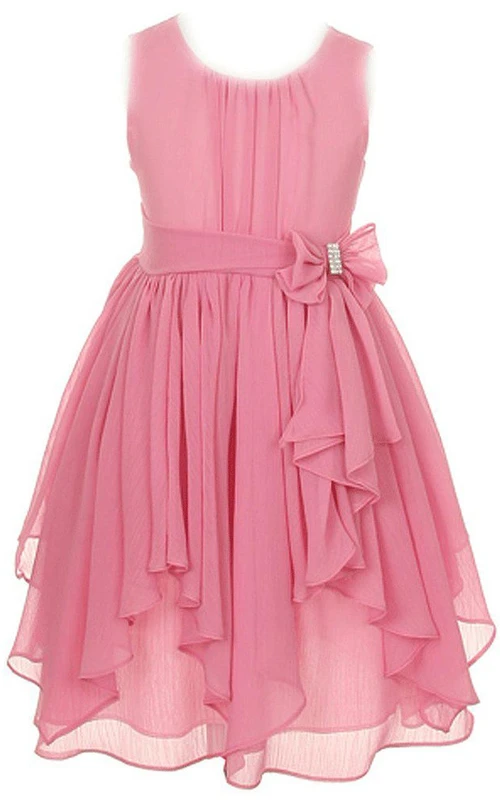 Robe trapèze sans manches à plis et nœud