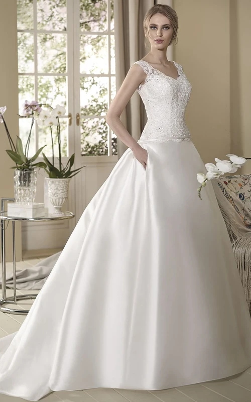 Vestido de novia de satén largo hasta el suelo, sin mangas, con escote en V y apliques.