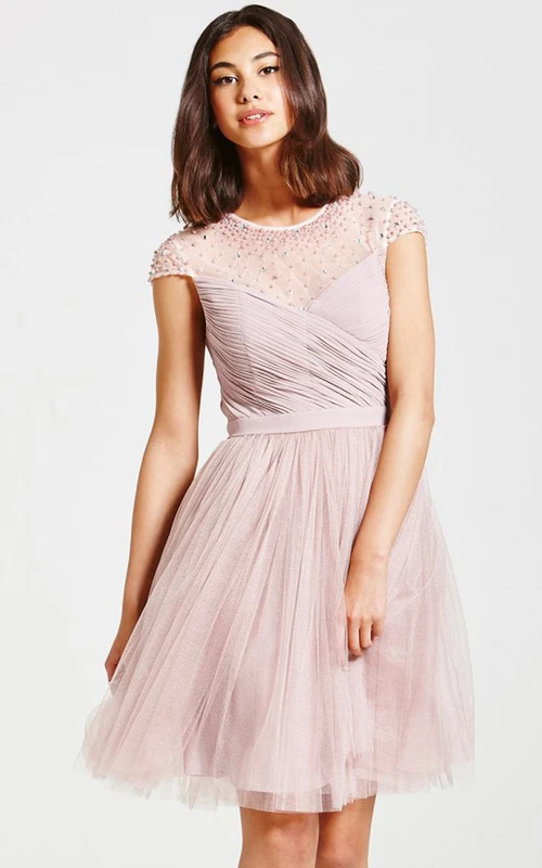 Perlenbesetztes Kleid mit Illusionsausschnitt und Schlüssellochausschnitt am Rücken