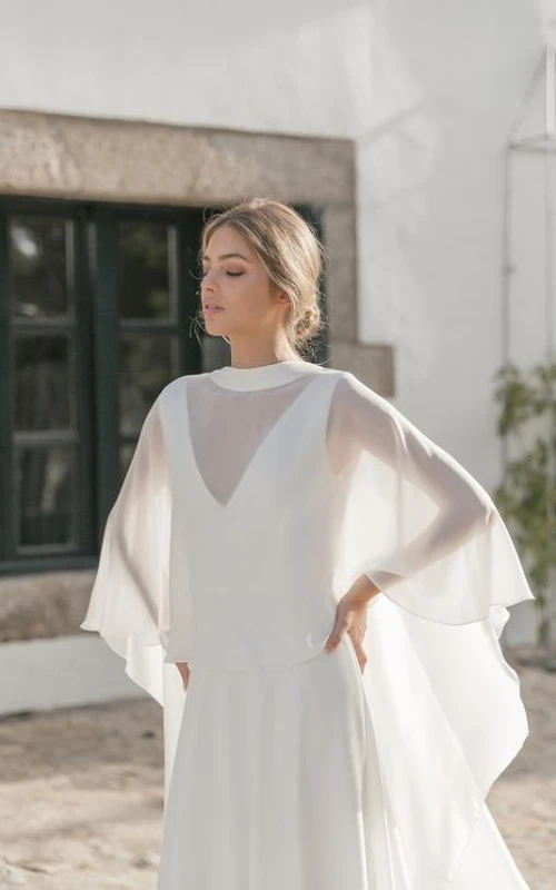 Schlichtes, transparentes Chiffon-Etui-Brautkleid im Boho-Stil mit Cape und Rundhalsausschnitt