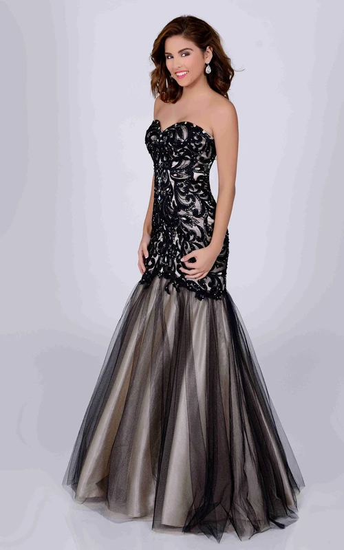 Vestido de tul estilo sirena con escote corazón y apliques de encaje con lentejuelas.
