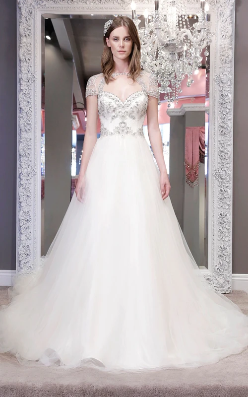 Vestido de novia de gala estilo barco, manga corta, tul largo con cuentas, espalda con abertura y volantes.