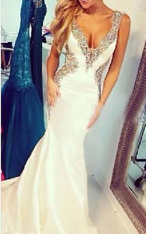 Robe de bal sirène chic à cristaux, dos nu, col en V et traîne.