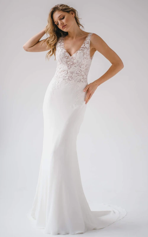 Elegante vestido de novia largo de gasa estilo sirena, sin mangas, con espalda descubierta y apliques.
