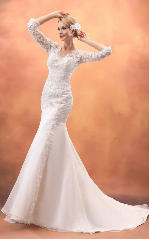 Robe de mariée sirène à manches courtes en dentelle avec traîne.