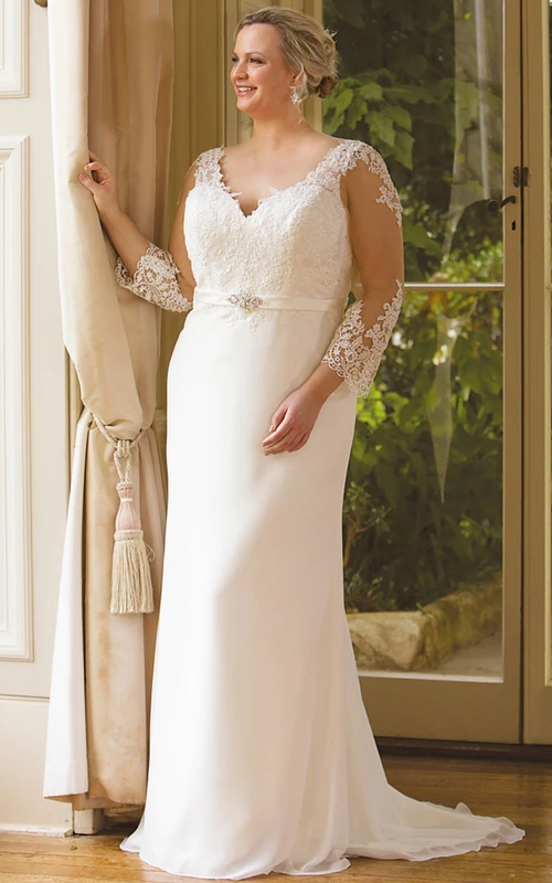 Vestido de novia de talla grande de gasa con escote en V, manga larga y detalles de pedrería.