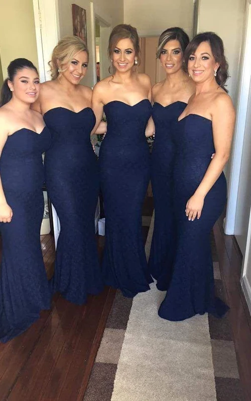 Vestido de dama de honor azul sirena sin mangas con escote corazón y encaje.