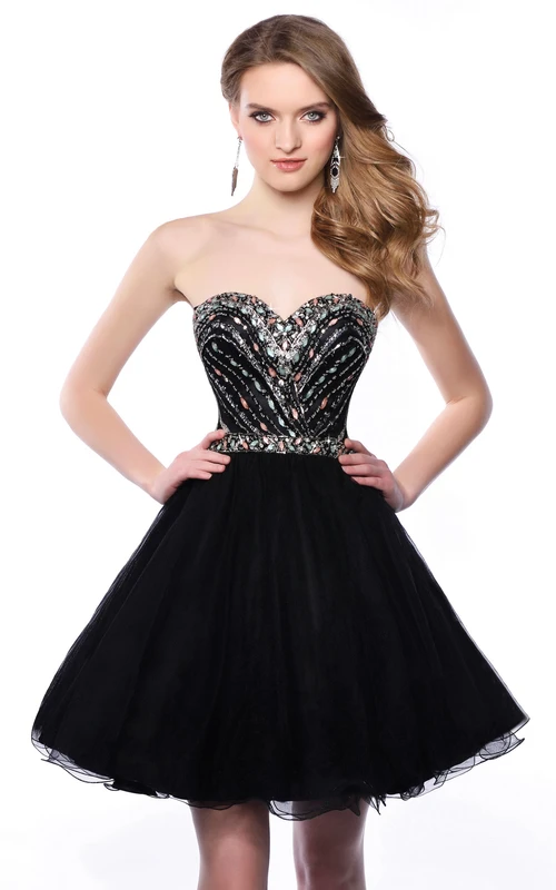 Robe de bal courte en tulle, coupe trapèze, décolleté cœur et corset scintillant