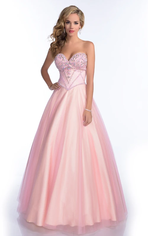 Vestido de tul de corte A con escote corazón, corpiño de pedrería y espalda con cordones.