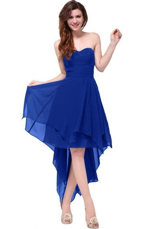 Chiffonkleid mit Herzausschnitt, geraffter Schärpe, asymmetrischem Saum und Lagen