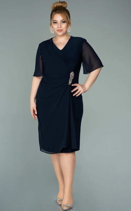 Lässiges Chiffon-Bleistiftkleid im Empire-Stil in Übergröße mit halben Ärmeln und Raffungen, ideal für die Mutter der Braut