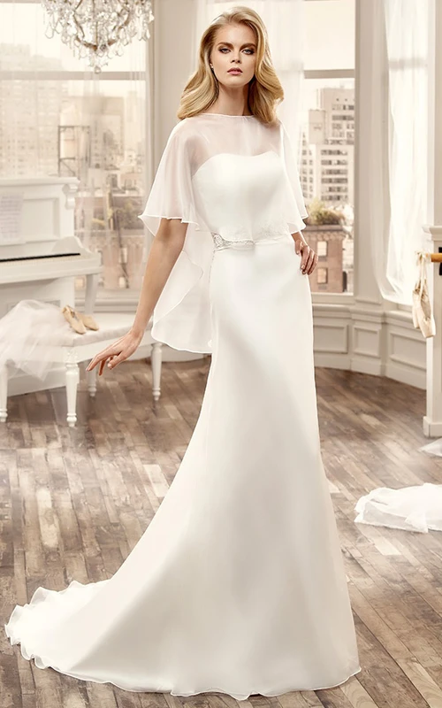 Vestido de novia de encaje sin tirantes con fajín aplicado y cola de cepillo.