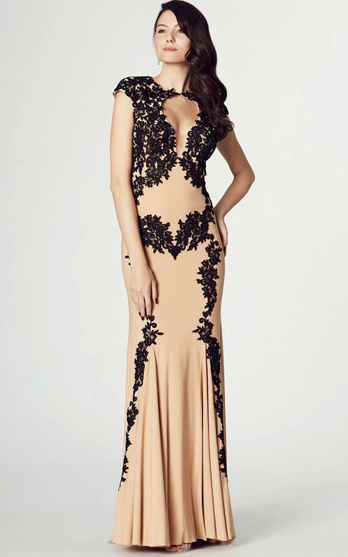 Vestido de fiesta ajustado de gasa con cuello alto, mangas cortas y apliques