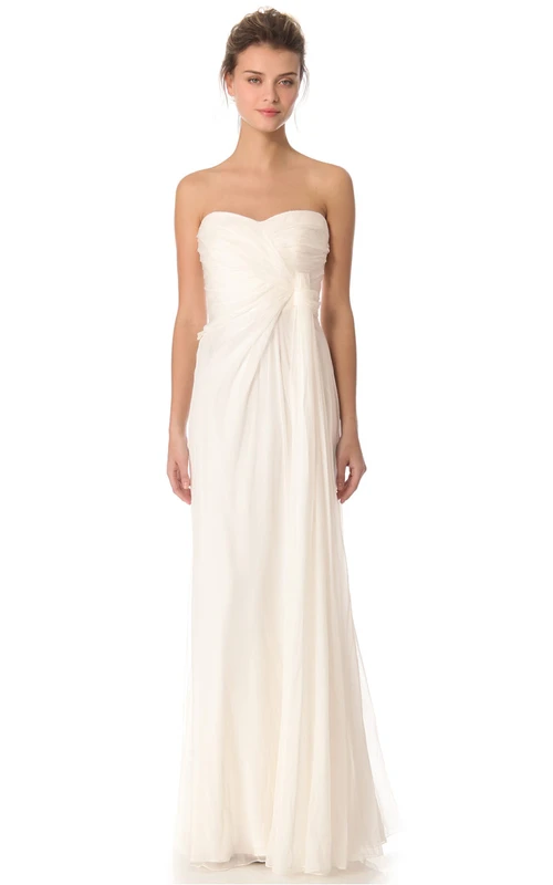 Vestido largo de gasa con escote corazón y drapeado lateral.