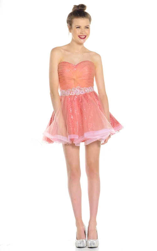 Robe de bal courte mini sans manches à sequins et tulle, décolleté en cœur et froncée, avec bijoux de taille.
