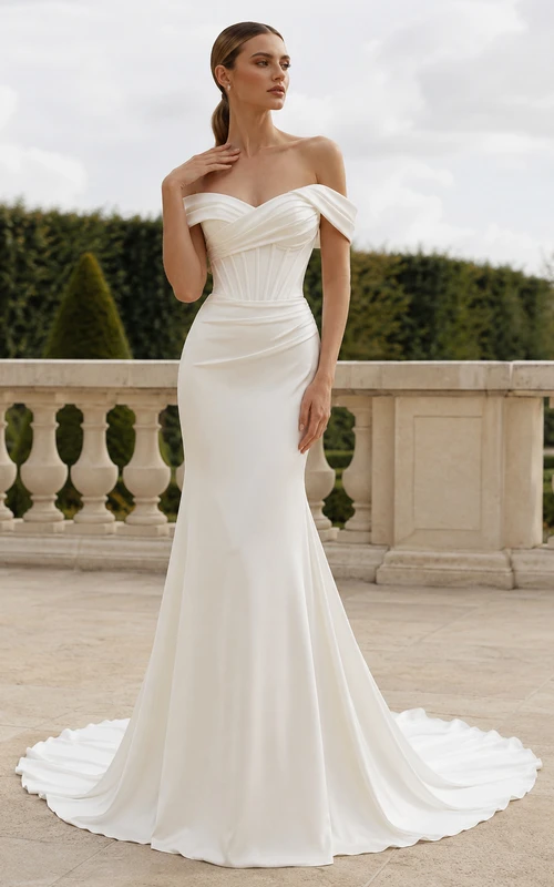 Robe de mariée sirène plissée en satin à épaules dénudées, manches courtes et traîne chapelle, ornée de plis structurés.