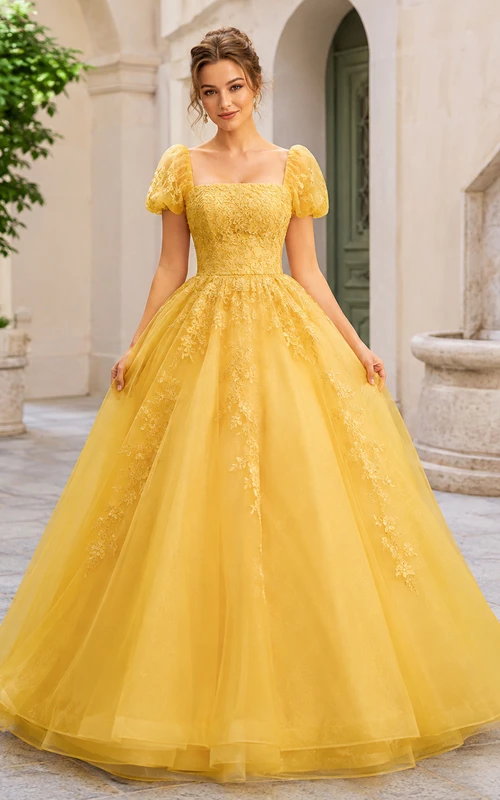 Vestido de fiesta de quinceañera largo hasta el suelo, de tul, con cuello cuadrado, mangas abullonadas y estampado floral amarillo.