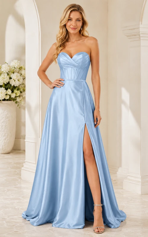 Hellblaues, trägerloses Satin-Abendkleid mit Herzausschnitt und hohem Schlitz