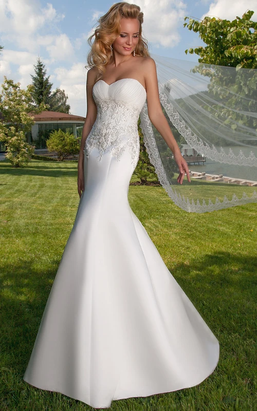 Robe de mariée sirène en satin à décolleté cœur froncé et laçage