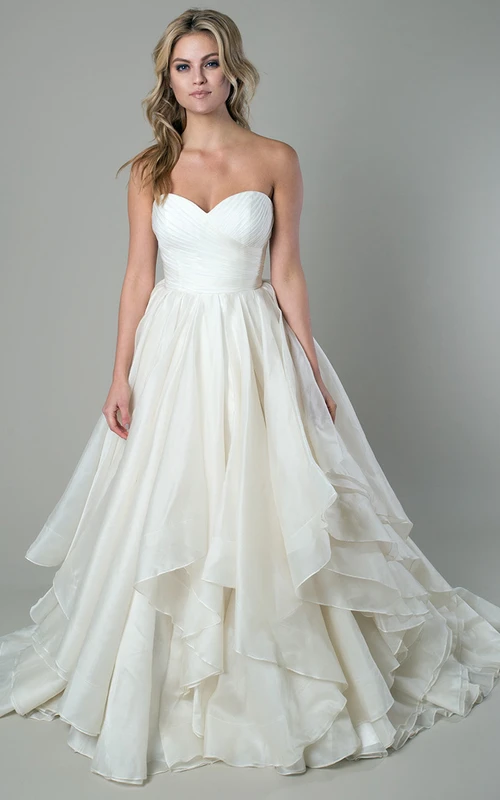 Robe de mariée en organza, coupe trapèze, drapée, longueur au sol, décolleté cœur, dos croisé et dos en V