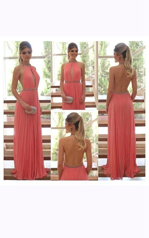 Vestido largo de gasa con cuello alto, abertura y pliegues.