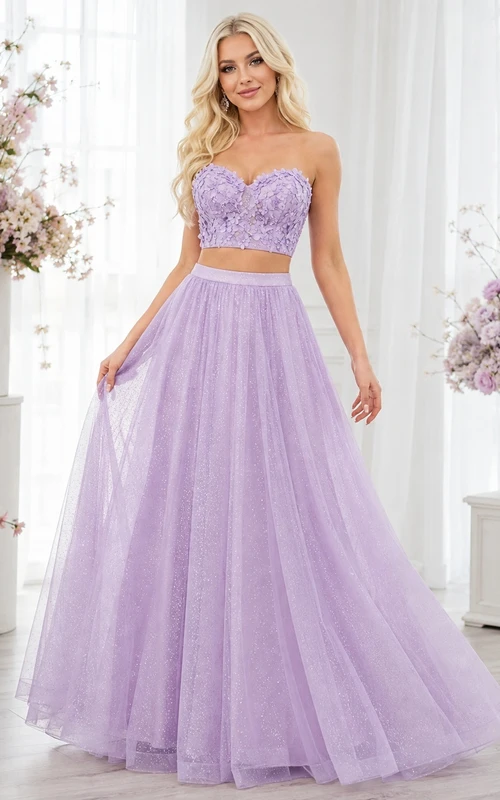 Lavendelfarbenes, bodenlanges Tüll-Abendkleid mit Herzausschnitt und Perlenbesatz, zweiteilig.