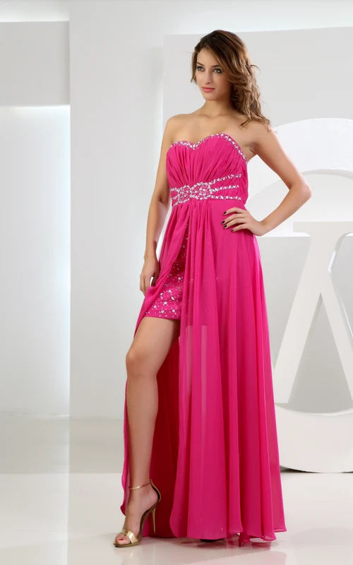 Vestido de gasa plisado con escote corazón, detalles de pedrería y cierre de cremallera en la espalda.