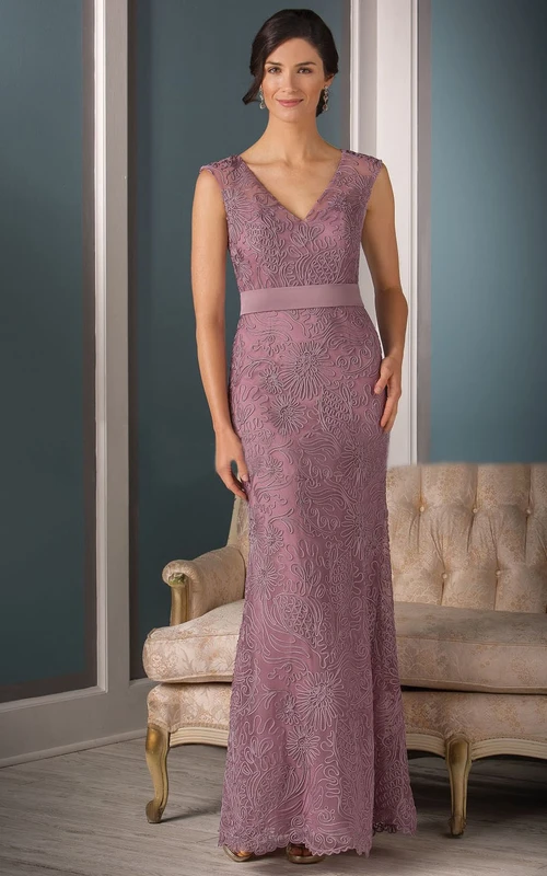 Vestido de madrina con escote en V, mangas cortas, apliques y pliegues.