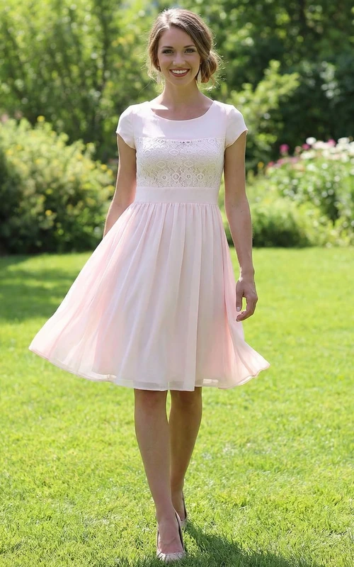 Kurzärmeliges, knielanges Kleid mit Spitzenverzierungen