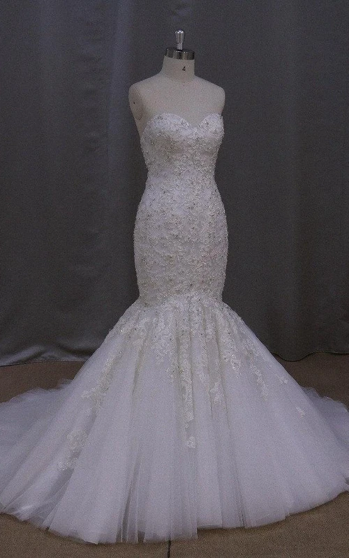 Figurbetontes, ausgestelltes Spitzen- und Tüllkleid mit Schnürung am Rücken und herzförmigem Ausschnitt.