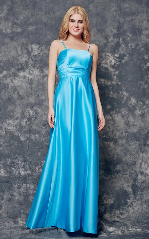Vestido largo de satén con corte en A y tirantes finos.