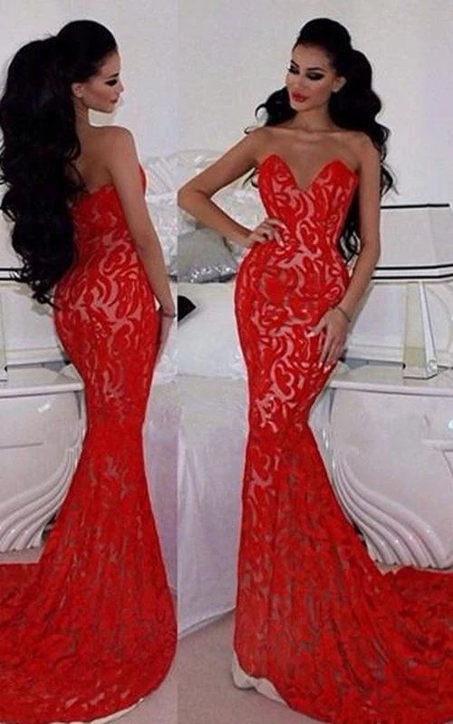 Sexy vestido de noche de sirena de encaje rojo con escote corazón, sin mangas y cola larga.