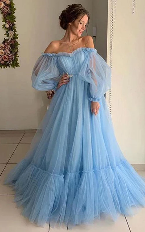 Vestido de gala etéreo de manga larga con cola de tul hasta el suelo y volantes.