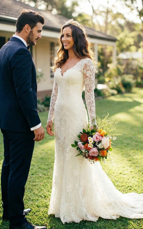 Vestido de novia clásico de encaje con escote en V - Vestido de novia de corte sirena ajustado de manga larga con cola
