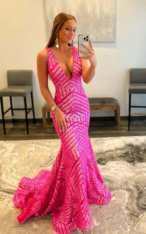 Atrevido vestido de sirena rosa fucsia con lentejuelas y estampado geométrico.