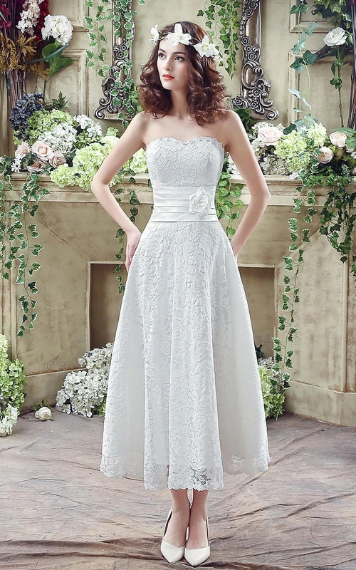 Vestido de novia de encaje delicado con flores, sin tirantes, largo hasta la rodilla, corte en A, sin mangas, con cordones.