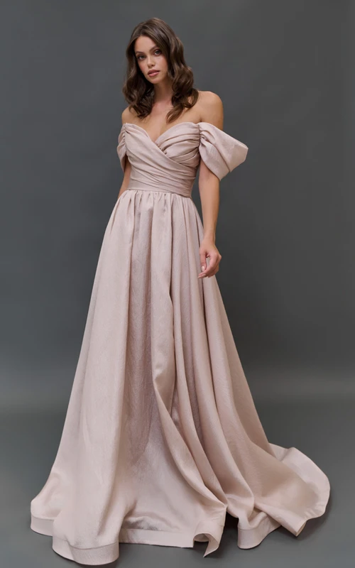 Vestido de satén rosa con escote Bardot y corte imperio cruzado