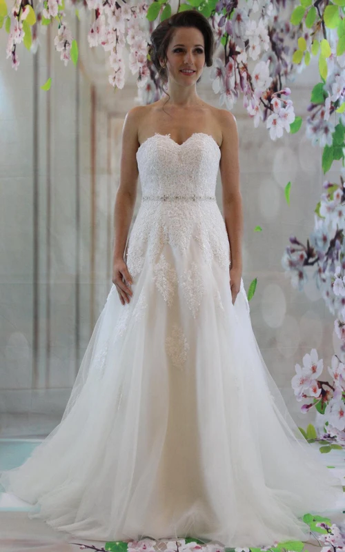 Vestido de encaje y tul con escote corazón y corte en A, con cintura adornada con cuentas.