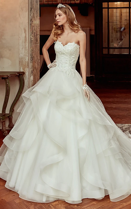 Vestido de novia de corte A con escote corazón, falda fruncida y corsé de encaje.