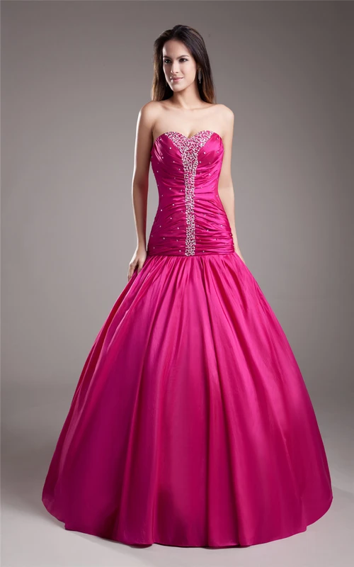 Ballkleid aus Taft in A-Linie mit Raffungen und perlenbesetztem Oberteil