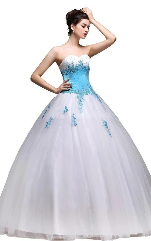 Vestido de gala de tul con escote corazón, apliques y abalorios.